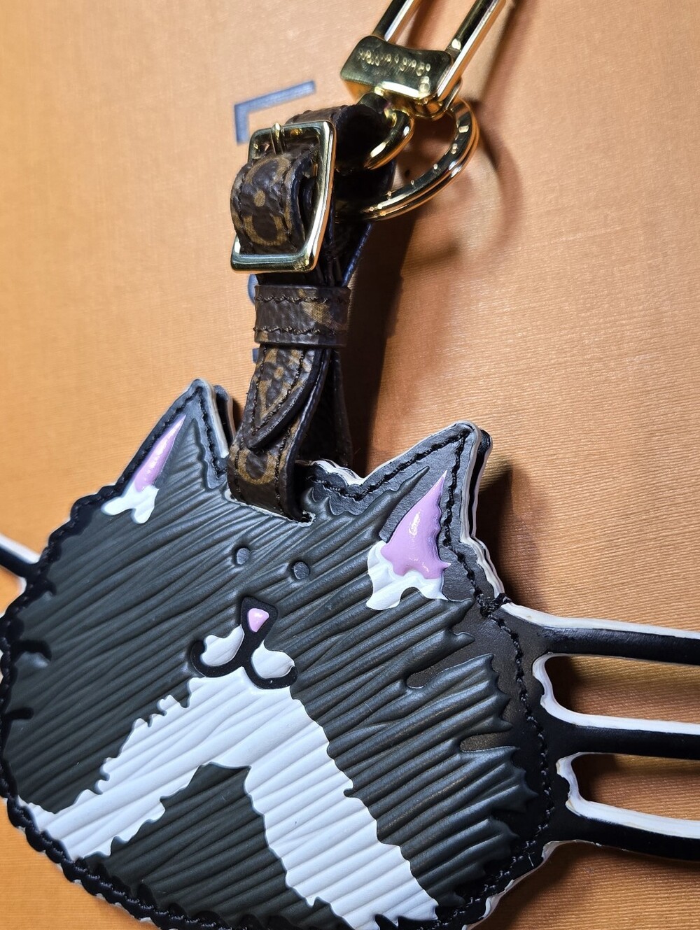 #129 - RARE LOUIS VUITTON Grace Coddingtom Catogram gray cat epi charm MP2282 - Picture 3 of 11